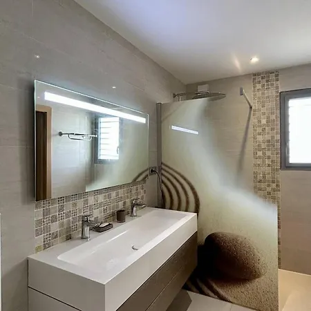 Villa Contemporaine Avec Piscine Privée Et Climatisation à 15min Plages - Fr-1-529-251