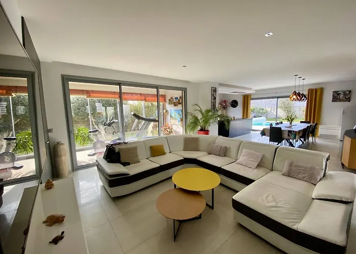 Villa Contemporaine Avec Piscine Privée Et Climatisation à 15min Plages - Fr-1-529-251