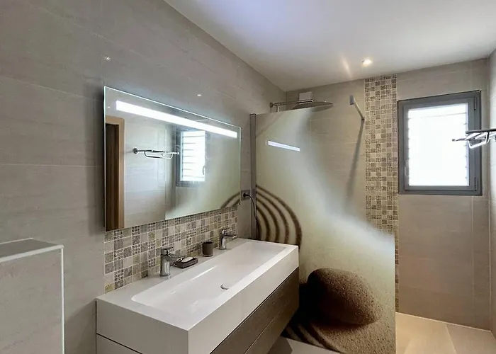 Villa Contemporaine Avec Piscine Privée Et Climatisation à 15min Plages - Fr-1-529-251