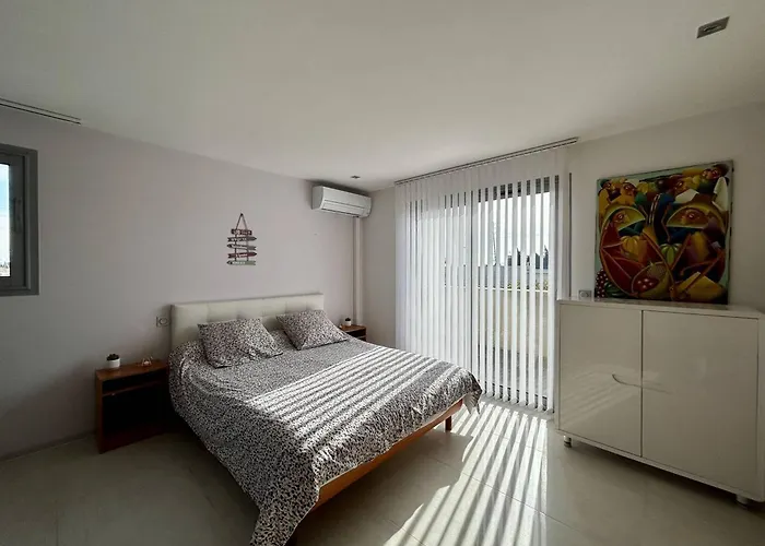 Villa Contemporaine Avec Piscine Privée Et Climatisation à 15min Plages - Fr-1-529-251 *