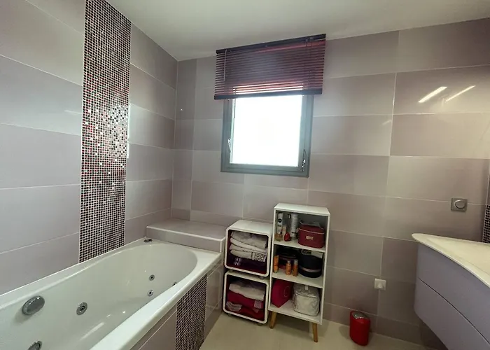 Villa Contemporaine Avec Piscine Privée Et Climatisation à 15min Plages - Fr-1-529-251