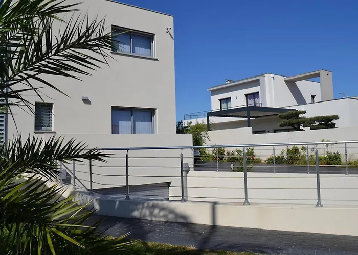 Villa Contemporaine Avec Piscine Privée Et Climatisation à 15min Plages - Fr-1-529-251